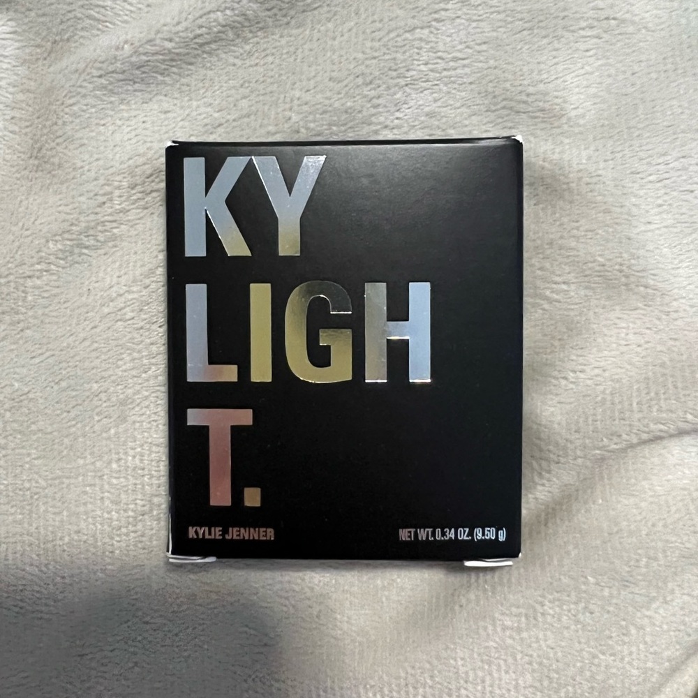 KY LIGHT kylie jenner illuminating powder